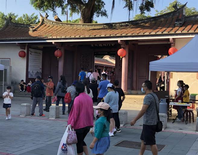 「清金门镇总兵署」是当地着名的古蹟景点，连日来国旅游客群穿梭来去。（李金生摄）　