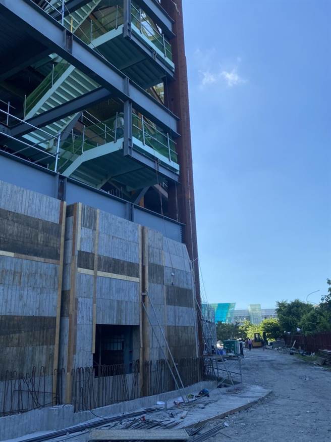 高医冈山医院23日传出工安意外。（翻摄照片／林瑞益高雄传真）