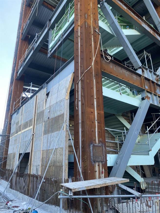 高医冈山医院23日传出工安意外，图为工人坠落地点。（翻摄照片／林瑞益高雄传真）