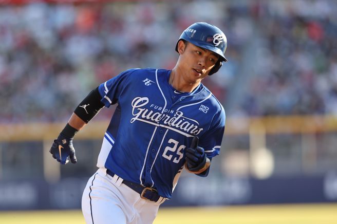 富邦悍将申皓玮2局上敲出2分炮。（富邦悍将提供）