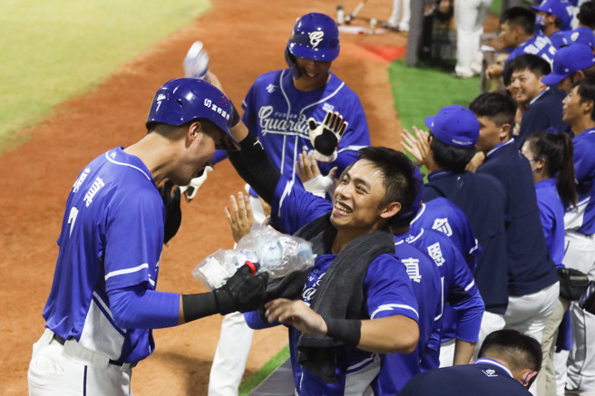 富邦悍将陈真（左）7局上开轰，回来与队友击掌。（富邦悍将提供）