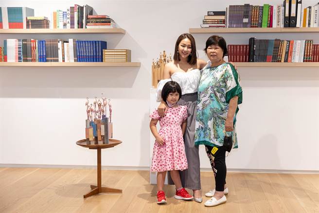赖慧如特地带阿嬷、女儿一起出席活动，难得三代同堂。（宝吉祥集团提供）
