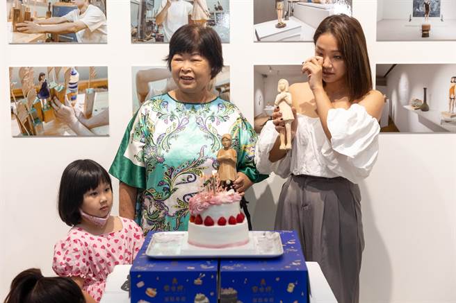 主办单位惊喜为赖慧如庆生，让她感动落泪。（宝吉祥集团提供）