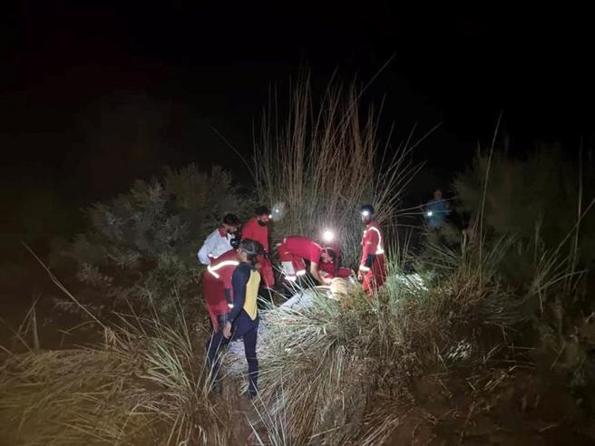 伊朗近来大雨酿灾，在南部法斯省夺走至少21条人命与2人失踪。图为当地人员进行搜救。（图／路透社）