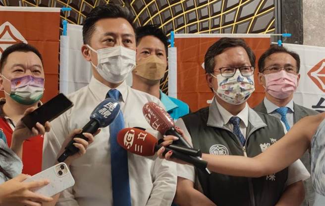 桃园市长参选人林智坚23日指国民党没有提出政见，只用负面选举做主轴。（赖佑维摄）