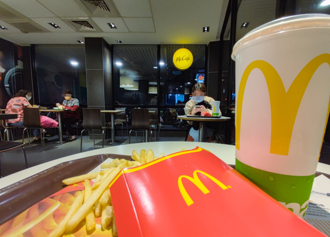 男子在麦当劳用餐看影片，竟遭隔壁桌国中生传纸条呛声「小声点」，他只好在将纸条转传给另一桌的「刺青大哥」。（示意图/中时资料照）