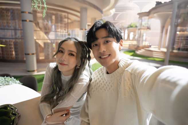 许多粉丝看见邓紫棋和鲜肉男一起拍照，对方又生得浓眉大眼非常帅气，忍不住敲碗两人赶快在一起。(图/邓紫棋 FB)