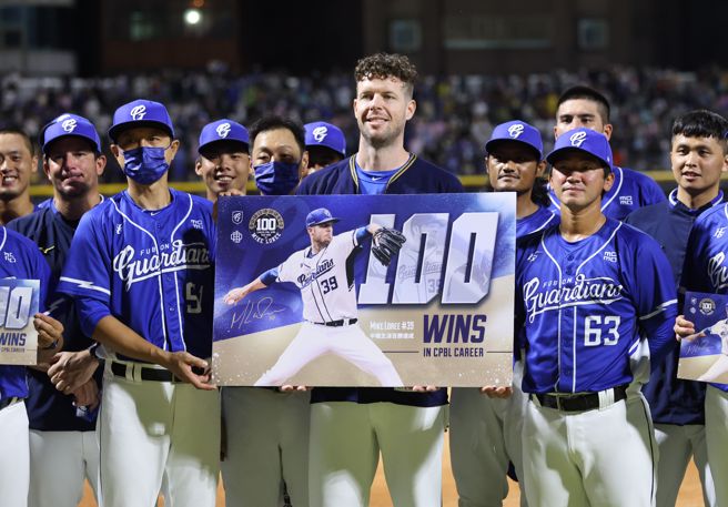 富邦悍將羅力達成生涯百勝賽後與隊友合影。（富邦悍將提供）