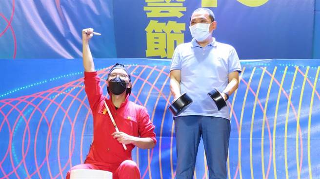 侯友宜与街头艺人「巴奇先生」合奏趣味打击。（新北市文化局提供）