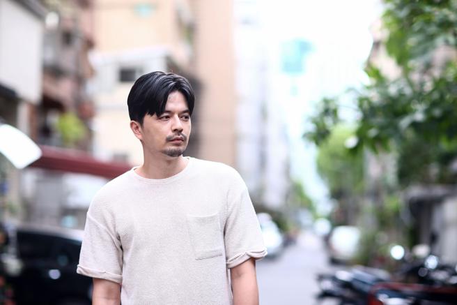 江常輝為主演《徘徊年代》接受本報專訪。（鄧博仁攝）