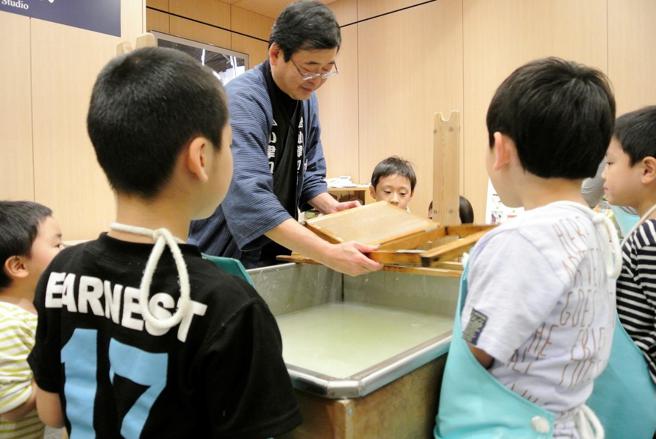 「小津和纸」有手抄和纸体验，使用流浆抄纸法来制作和纸。（小津和纸提供）