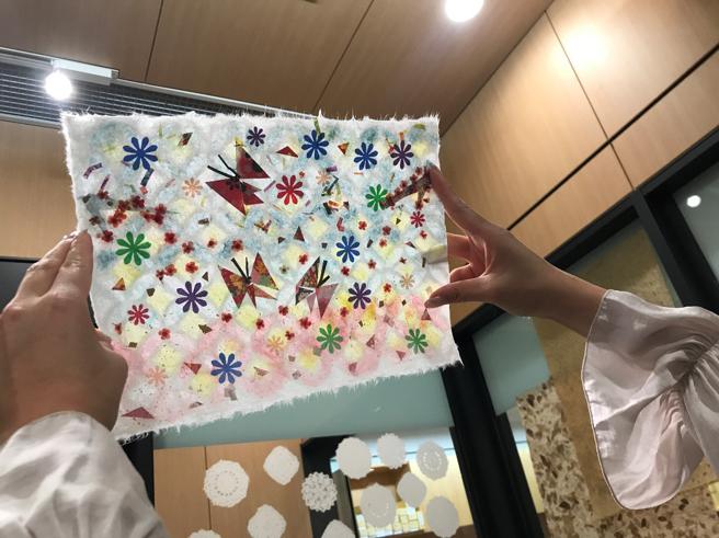和纸设计体验让宾客将押花、金箔等素材，摆入手抄和纸，来完成色彩缤纷的和纸。（小津和纸提供）