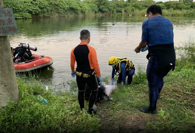 有农民发现有1名男子在水中载浮载沉，吓得立刻报警，消防人员将男子打捞上岸后已死亡，随后在池底发现1具女性遗体。（读者提供／张毓翎台南传真）