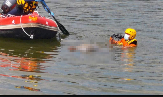 有农民发现有1名男子在水中载浮载沉，吓得立刻报警，消防人员将男子打捞上岸后已死亡，随后在池底1具女性遗体。（读者提供／张毓翎台南传真）