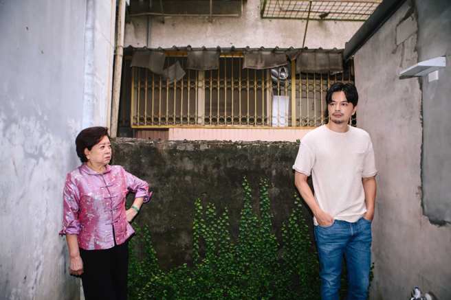 江常輝和陳淑芳在《徘徊年代》中飾演關係緊繃的母子。（鄧博仁攝）
