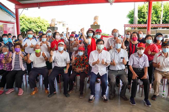 高雄市长陈其迈（前右四）23日走访美浓辅天五谷宫，获得当地人士支持。（高雄市新闻局提供／林瑞益高雄传真）