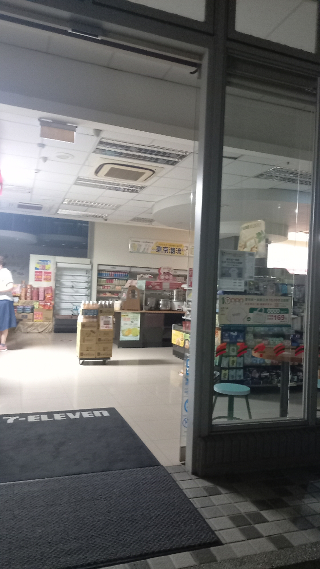 逢甲夜市周末人潮眾多时无预警停电，让游客跟商家抱怨连连。(图／PTT)