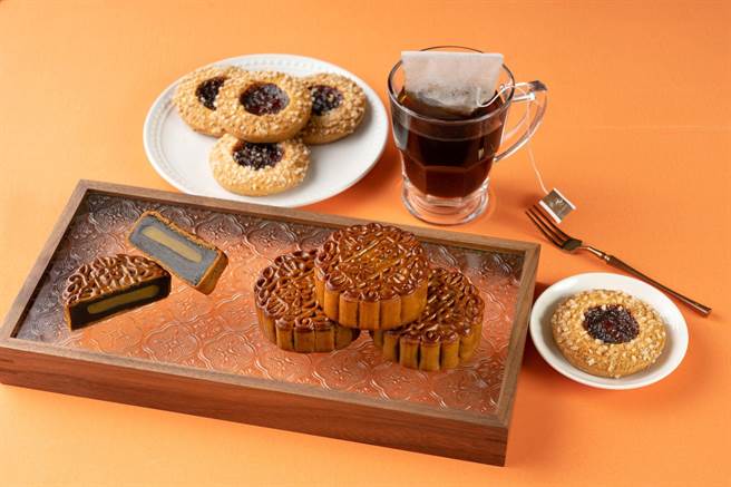 「詠月禮盒」特別以紫色作為禮盒主色。(義大皇家酒店、天悅飯店提供) )