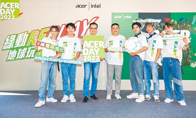 宏碁年度亚太区盛事「Acer Day」22日开跑，《原子少年─地球》首度成为宏碁台湾Acer Day活动代言人及绿色行动大使。宏碁泛亚营运总部暨台湾区总经理侯知远（左三），宏碁台湾营运长张世欣（左四）合影。图／宏碁提供