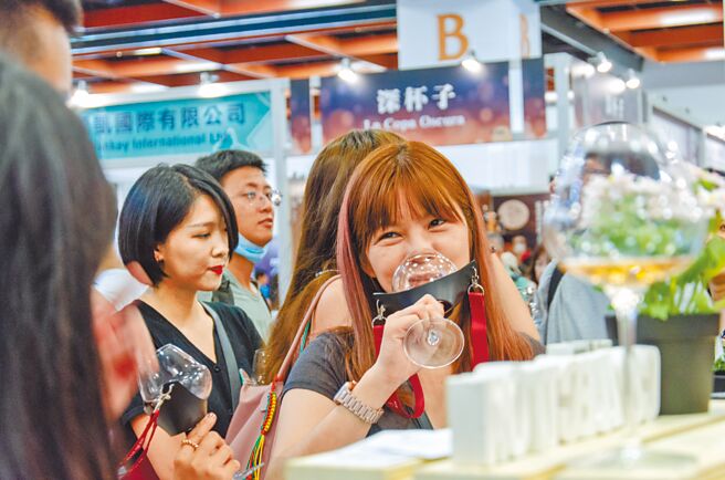 「兰陵美酒郁金香，玉碗盛来琥珀光！」开国公司主办的国际葡萄酒展「将进酒，杯莫停。」 图／业者提供