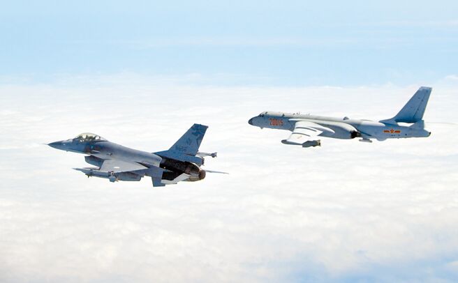 傳美國眾議院議長裴洛西可能於8月訪台，CNN報導，美國1名官員憂心中國大陸可能為此宣布台海上空為禁航區，阻撓此行，也可能派戰機進一步侵擾台灣的防空識別區。圖為2020年共軍轟6（右）遠海長訓經巴士海峽時，國軍F-16戰機（左）伴飛監控。（國防部提供）