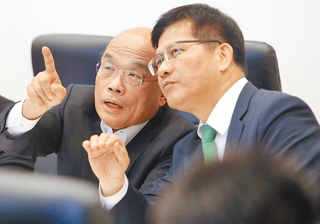 民進黨新北市長參選人（右）積極邀請行政院長蘇貞昌（左）擔任競總榮譽主委，但蘇貞昌卻表示，全力輔選是天經地義，任何名譽上的位子都不重要。不少綠營人士解讀，蘇此舉是給林軟釘子。（本報資料照片）