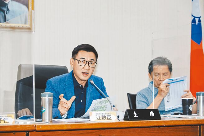 國民黨立委江啟臣（左）22日公布「7月份民本調查－防疫議題」，對於政府新冠肺炎防疫表現共53.8％不滿意，購買疫苗情形有共54.4％不滿意；江啟臣認為，數據顯示民眾開始對指揮中心無感，信心度相當低。（郭吉銓攝）