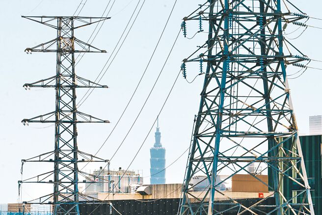 22日全台高温，尖峰用电连续两天达4030万瓩刷新高；根据台电官网，截至下午1时30分左右，用电量攀至4058.2万瓩，再创歷史用电新高纪录。（郭吉铨摄）