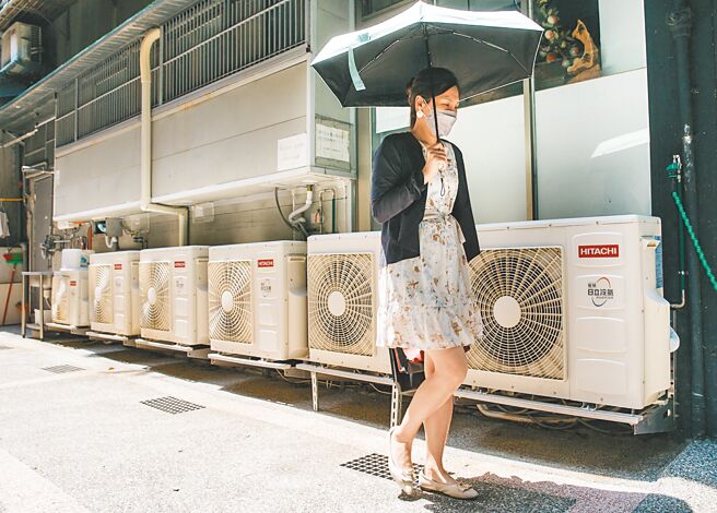 红番薯再现，21日全台高温垄罩，根据台电观测，最高用电量前一天一样，追平纪录为4030.1万瓩，备转率剩下7%，供电灯号由绿转黄。（郭吉铨摄）