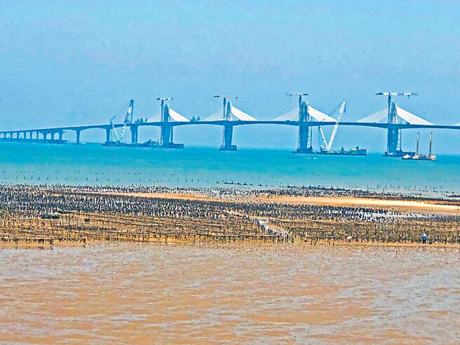 费时12年兴建的「金门大桥」，预定10月中旬通车。（李金生摄）