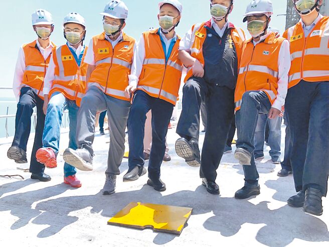 金门大桥完成全桥合龙，交通部长王国材（左三）带头迈开脚步走向小金端，留下歷史性画面。（李金生摄）