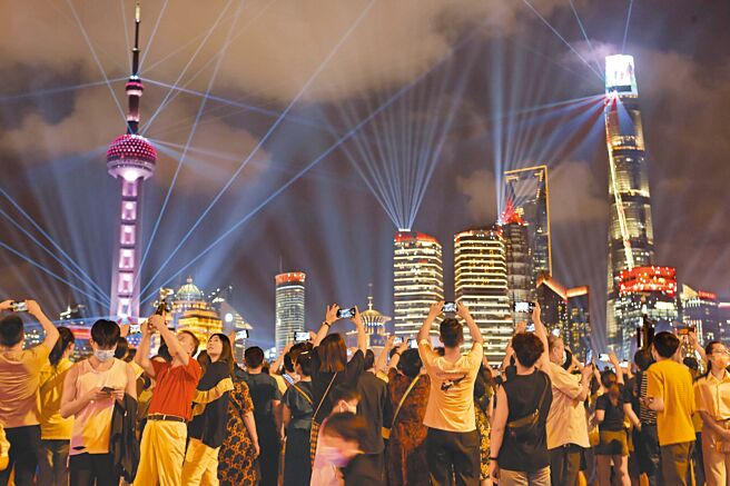 大陆国家统计局21日发布上半年31省分居民人均可支配收入，北京、上海人均皆逾3.8万元人民币。图为上海外滩光影秀。（中新社）