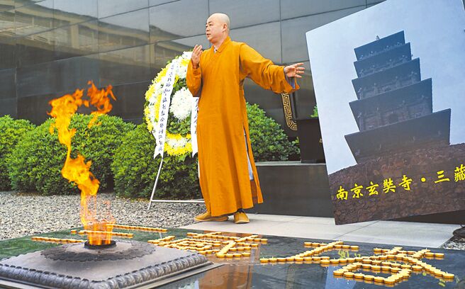 南京玄奘寺供奉4名侵華日軍戰犯的牌位，引發爭議，南京市撤換玄奘寺負責人傳真的職務。圖為傳真法師籌拍的抗日電影《三藏塔1942》2017年時舉行啟動儀式。（中新社）