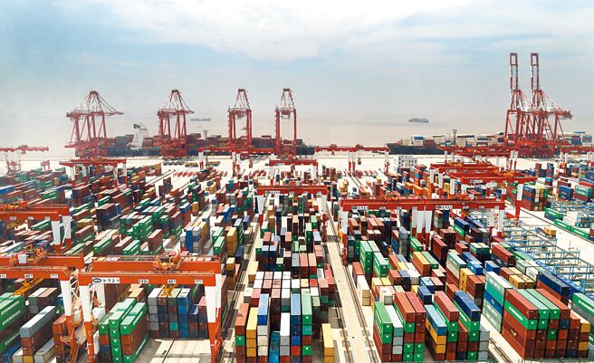 国际收支数据显示，大陆2021年服贸收支规模已恢復疫情前2019年水准，今年第一季规模比2021年同期继续增长26％。图为上海洋山深水港货柜堆场。（新华社）