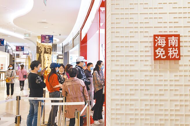 前大陸央行貨幣政策委員會委員余永定直言，這一兩年中國通膨情況因需求疲軟未大幅惡化，但隨著疫情好轉，中國CPI上升機率很大。圖為消費者在海口日月廣場免稅店購物。（新華社）