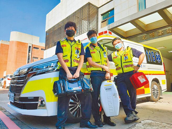 新竹气象站主任日前在气象站大厅突然倒地，光明高级救护分队前往抢救成功。（竹县消防局提供／邱立雅竹县传真）