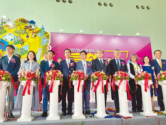 南台湾最具规模的高雄市旅行公会国际旅展22日在高雄展览馆盛大开幕，高雄市副市长史哲（右五）22日也亲临开幕剪彩活动，盼能振兴高雄观光产业。（洪浩轩摄）