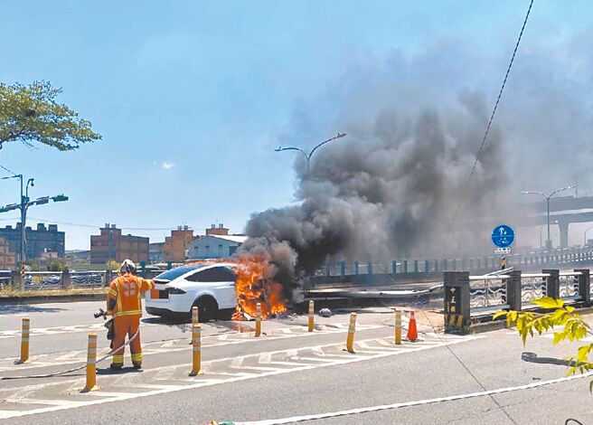 林志颖昨载儿子赴桃园发生严重车祸，所幸父子两状况稳定。（翻摄照片／赖佑维桃园传真）