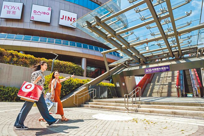 青埔地区随着不少商家进驻，加上方便的桃园捷运及高铁，变成了不少民眾假日休閒出游的新地标。（石智中摄）