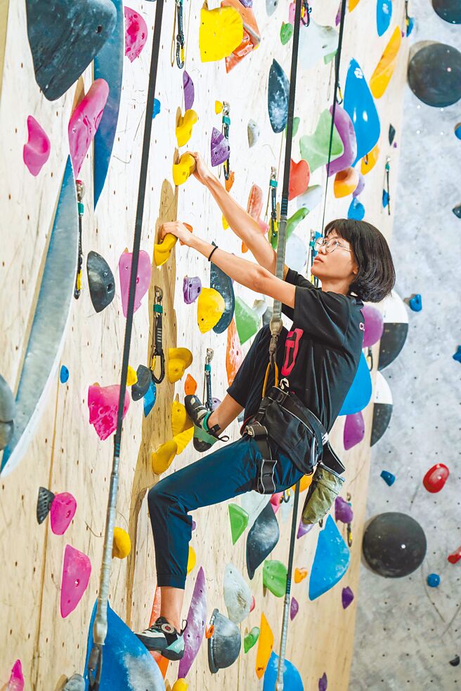 Global Mall 桃园A19引进了全台百货最大的「原岩攀岩馆」，不怕日晒雨淋也能随时体验攀岩乐趣。（石智中摄）