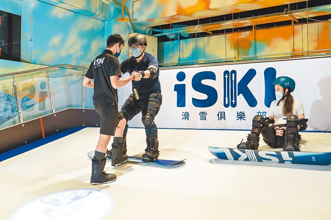 Global Mall 桃园A19的全台百货第一家专业滑雪场「iSKI滑雪俱乐部」，在专业资深滑雪教练带领下，能搭配单板Snowboard、双板Ski等进行各式训练课程。（石智中摄）