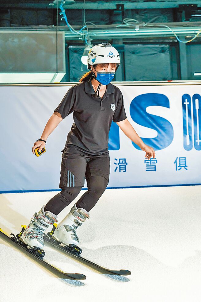Global Mall 桃园A19的全台百货第一家专业滑雪场「iSKI滑雪俱乐部」，在专业资深滑雪教练带领下，能搭配单板Snowboard、双板Ski等进行各式训练课程。（石智中摄）