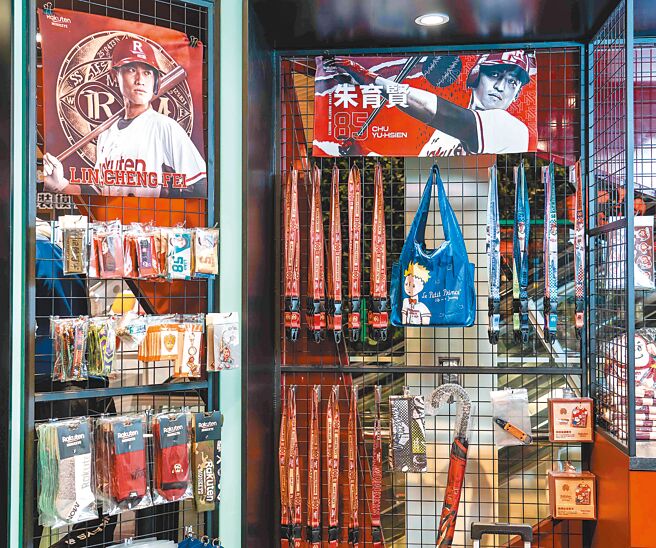 「Rakuten Monkeys」乐天桃猿品牌柜位会不定期推出乐天桃猿队限量球衣、联名商品及各式周边小物。（石智中摄）