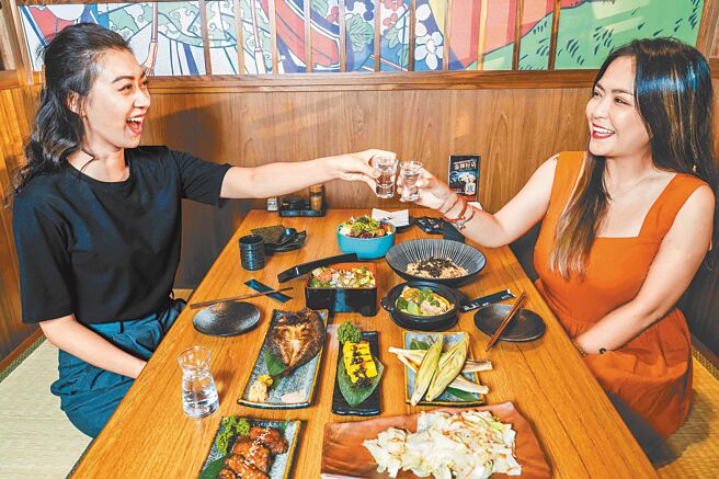 Global Mall 桃园A19引进「藏王日式食堂」，现推出当月寿星免费招待「天妇罗蛋糕」、「父亲节四人餐酒套餐」等优惠。（石智中摄）