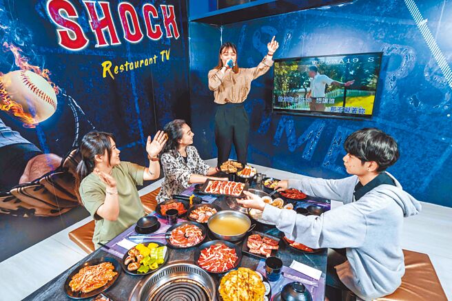 Global Mall 桃园A19带来了以海洋风结合棒球场主题的「Shock烧肉」，主打烧肉火烤两吃吃到饱，以及结合KTV包厢欢唱双享受。（石智中摄）