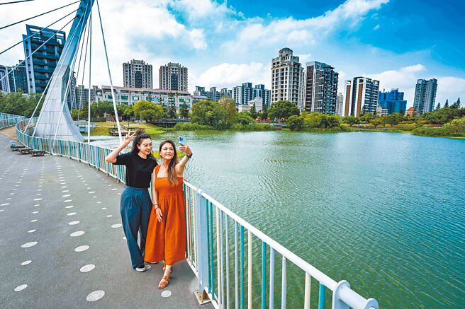 青塘园生态公园拥有亲水缓坡、观景平台、木栈道、人行步道及户外剧场等多元的游憩空间，成为都市民眾的亲水公园。（石智中摄）