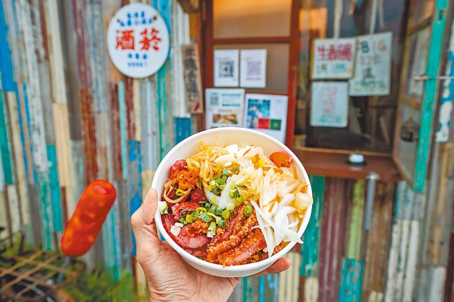 正光照相馆虽然不提供照相服务，但却贩卖着传统、亲手制作的「米肠香肠切」。（石智中摄）