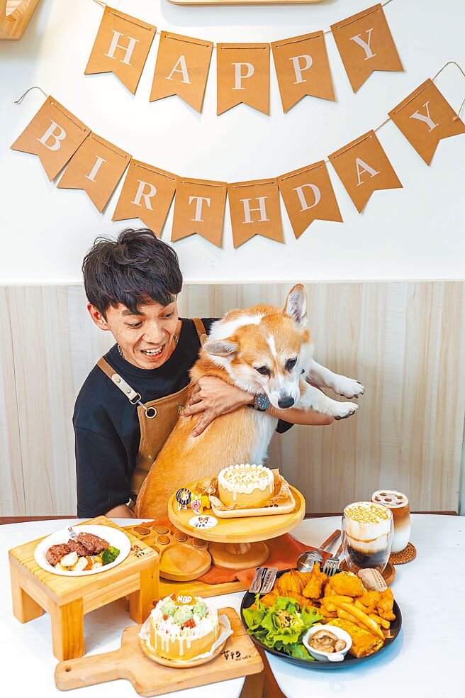 莫平方宠物咖啡厅提供日式咖哩饭、早午餐、蛋糕等餐点，还有毛孩专属、老板老吴每日亲手制作的「MOMO牛汉堡排」等鲜食餐，也可订制宠物蛋糕。（石智中摄）