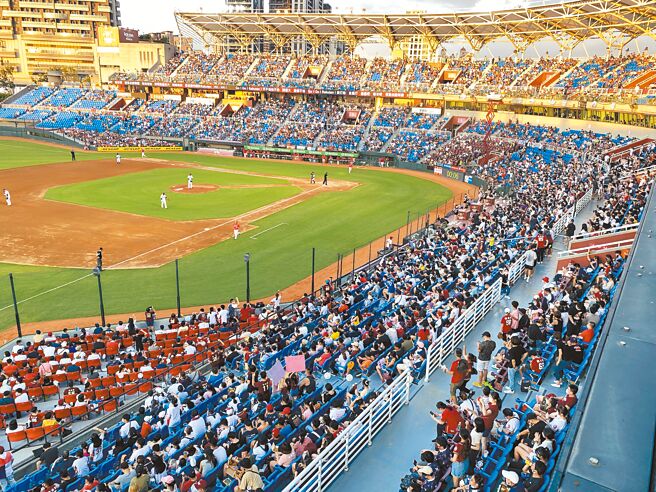 只要一走出桃园捷运A19站即能抵达乐天桃园棒球场。（乐天集团提供）