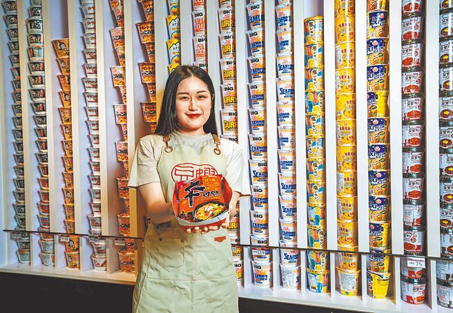 豆嫂的零食杂货店集结琳琅满目的国外美食，更打造一整面的泡麵墙，成为青埔另类的打卡热点。（石智中摄）